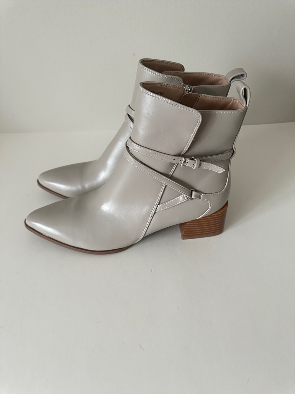 NEW Journee Collection Estelle Light Grey Women's Booties, Sz 10
